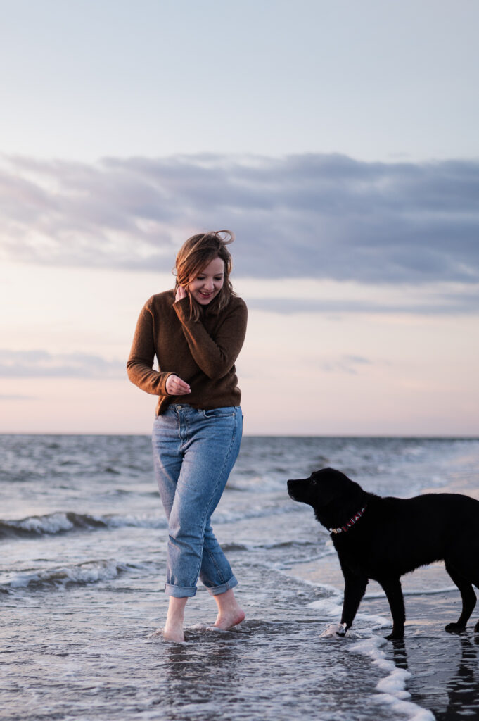 Hundefotografin mit Labrador bei Hundefotoshooting