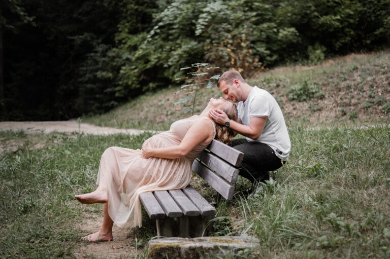 Babybauchshooting im Skulpturengarten Erlangen